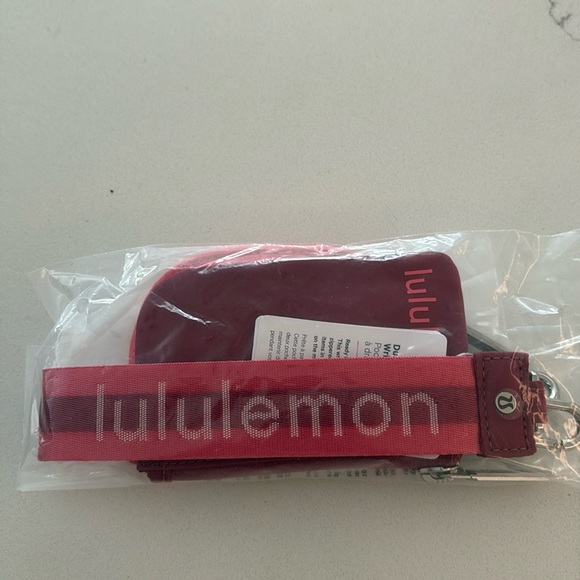LULULEMON DUAL POUCH WRISTLET IN *wordmark* WASHED MAUVE/SAKURA PINK COMBO - Picture 7 of 8